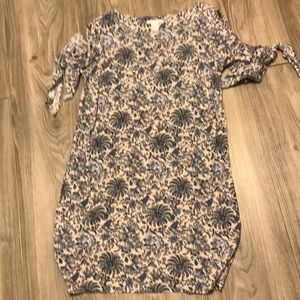 Loose dress with tie sleeves